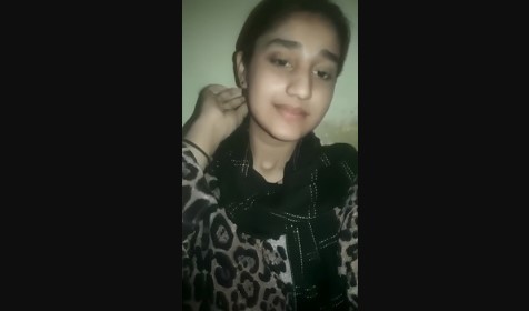 Young Girl Showing – Girl Showing Nude